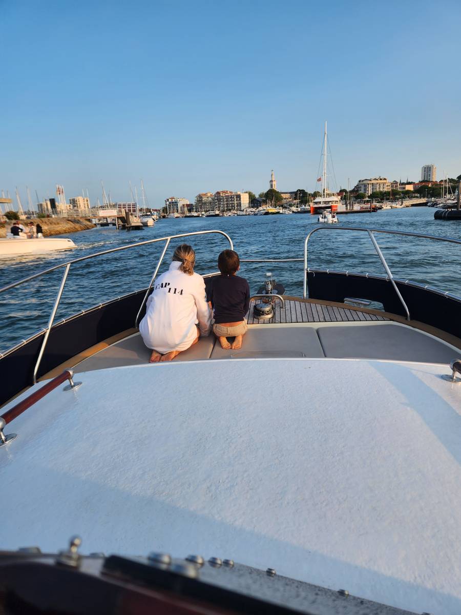 Location de bateau pour visite du Bassin avec skipper et équipements confortables pour 11 personnes Pyla-sur-Mer (33115) proche Biscarrosse