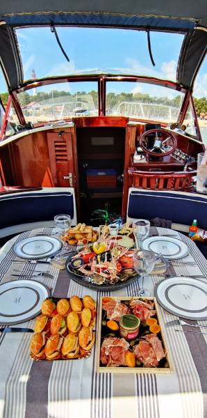 Savourez nos délicieux plateaux basques lors d'une balade en bateau sur le bassin d'Arcachon