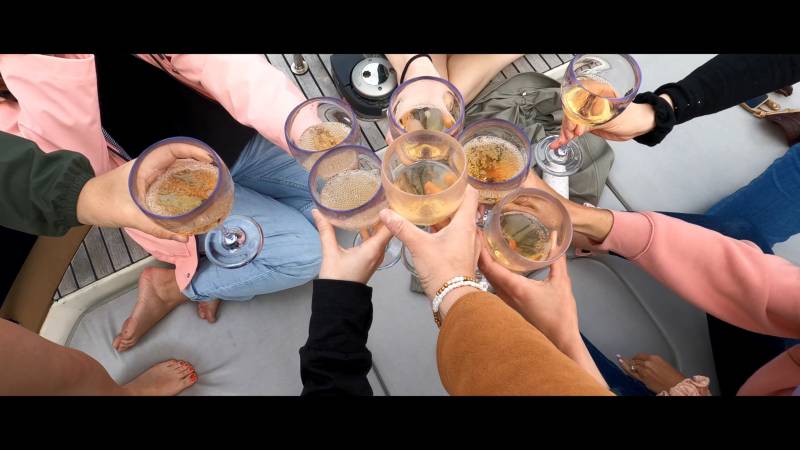Champagne offert en bateau pour EVJF